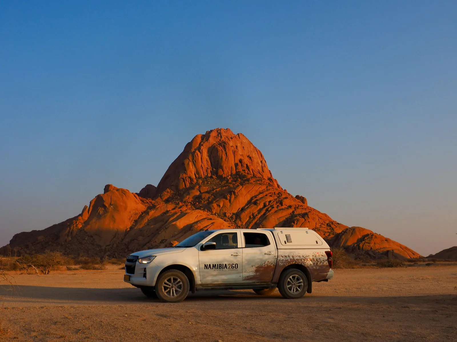Namibie – Deadvlei, bílá pánev s&nbsp;mrtvými stromy